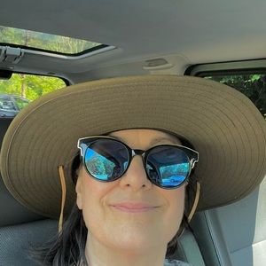 Meet your Posher, Della kay